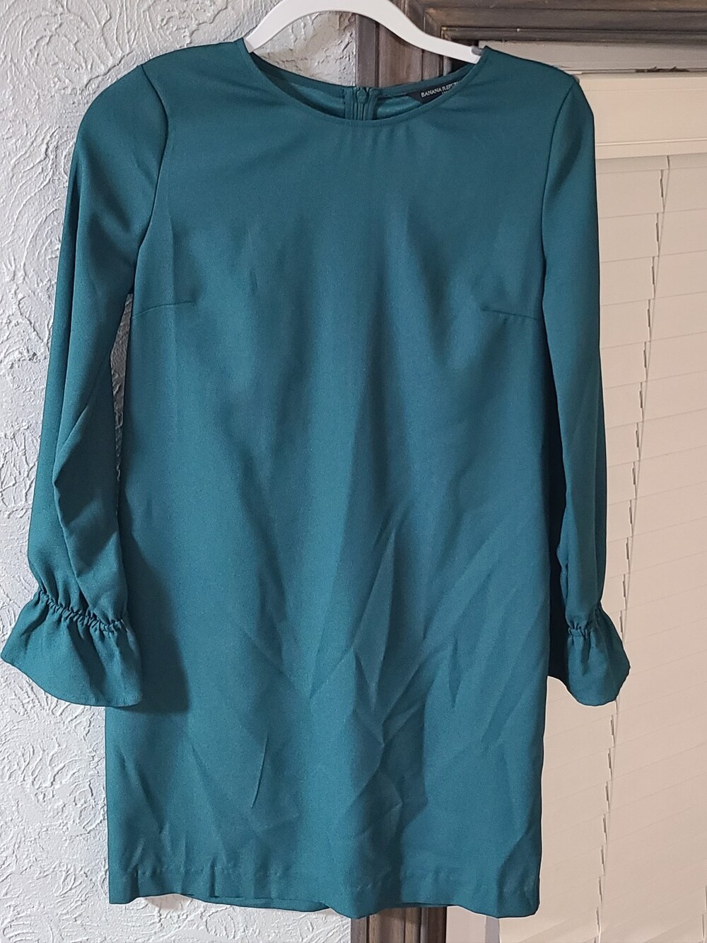Banana Republic forest green shift dress  long sleeves with Ruffled Cuffs